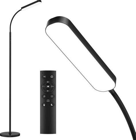 Foto: Showroom met diverse staande leeslampen