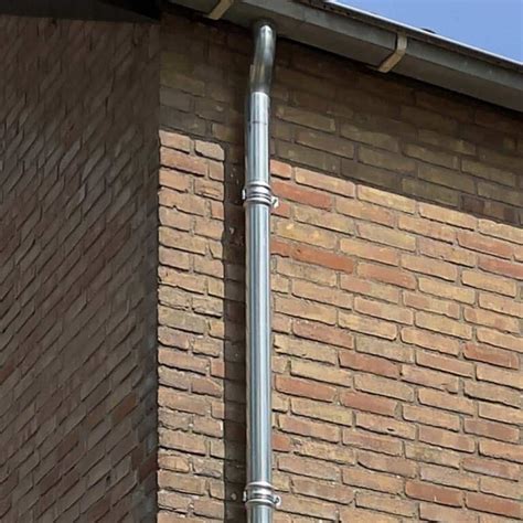 Infographic: overzicht van een zinken regenpijp en dakgoot systeem incl. deklijsten en beugels