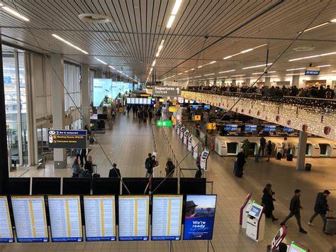 Infographics over digitale aanmelding en deurplanning op Schiphol