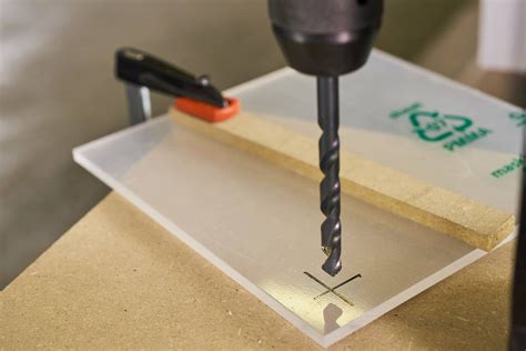 Illustratie van verschillende bewerkingstechnieken voor plexiglas, zoals zagen, boren en buigen.