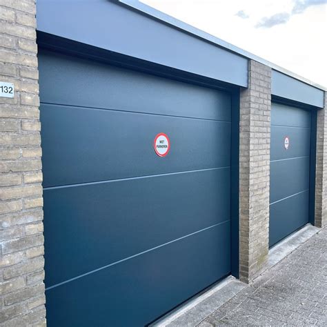 Vergelijkingstabel van HPL en Alupanel, met eigenschappen en toepassingen voor carports.