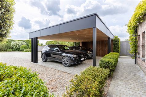 Foto van een moderne carport met een strak afgewerkt kunststof plafond.