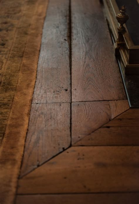 Detailfoto van een gerestaureerde historische houten vloer.