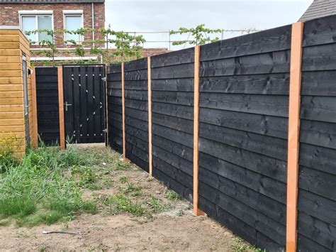 Illustratie van een Zweeds Rabat schutting gemonteerd tussen betonnen palen.