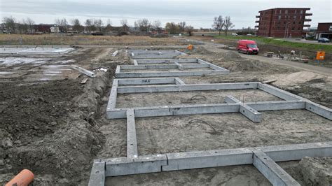 Uitleg van de afmetingen en montage van een betonnen sleufpaal.
