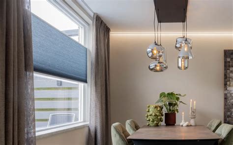 Een interieur in Naarden met een vrijhangend plisségordijn van KeJe, passend bij de industriële stijl.