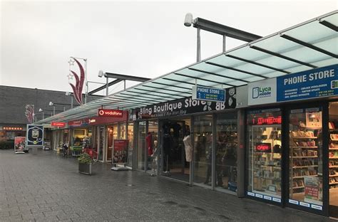 Impressie van het toekomstige, vernieuwde winkelcentrum Woensel met meer groen en horeca.