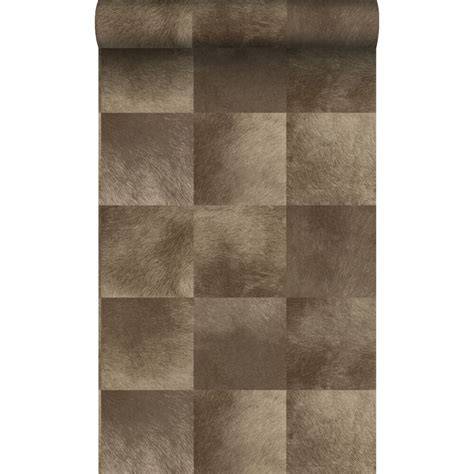 Styling moodboard: donkerbruin dierenhuid behang in woonkamer
