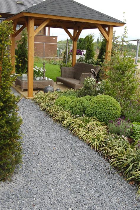 Foto van diverse gekleurde cementproducten, zoals een aanrechtblad, tuinpad en voegwerk.