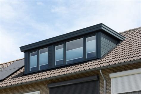 Voorbeeld van een moderne dakkapel bekleed met Trespa in antraciet