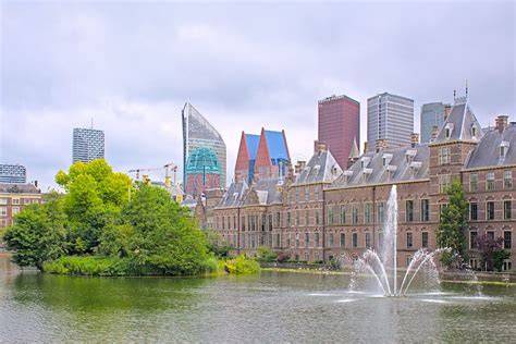 Den Haagse skyline met Binnenhof en moderne wolkenkrabbers