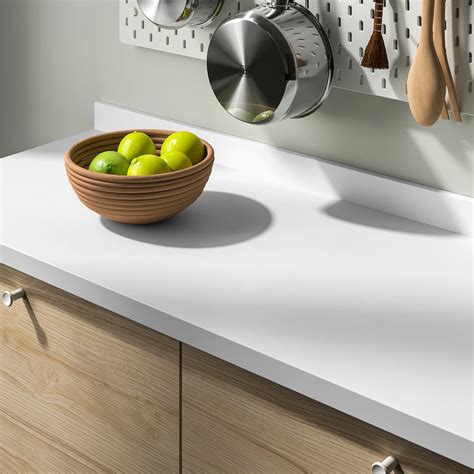 Illustratie van een modern keukeninterieur met een IKEA laminaat werkblad