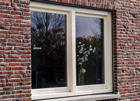 Illustratie van een klassiek houten kozijn met gedetailleerd vakmanschap