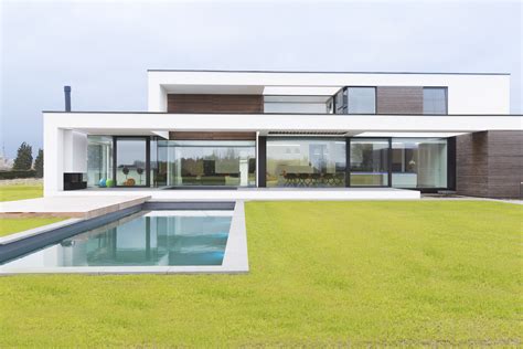 Foto van een modern huis met strakke kunststof kozijnen