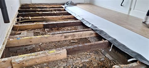 Schema van de stappen bij het vervangen van een houten vloer door een betonnen vloer, inclusief verwijdering, constructieaanpassing, vergunningen en stortwerkzaamheden.