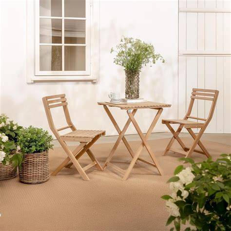 Tuinset en accessoires van Action op een balkon