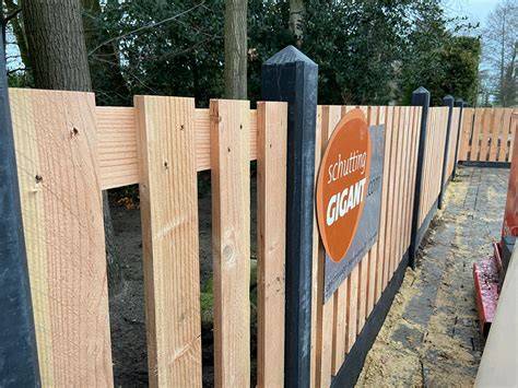 Showstraat en assortiment van modellen, houtsoorten en betonpalen