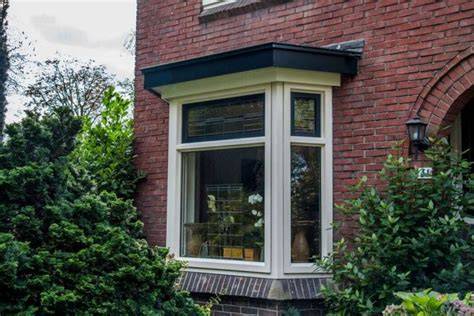 Illustratie van een jaren 30 woning met erker en glas-in-lood