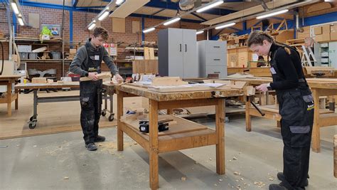 Foto van leerlingen in de vakschool van Koster Totaalonderhoud