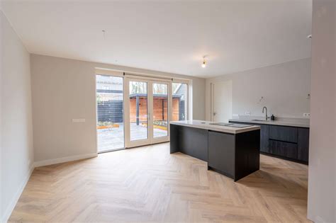 Schema van de ideale volgorde van werkzaamheden bij nieuwbouw: eerst stucen, dan vloer, dan keuken.