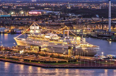 ss Rotterdam nu als hotel en evenementenlocatie aan de Maashaven