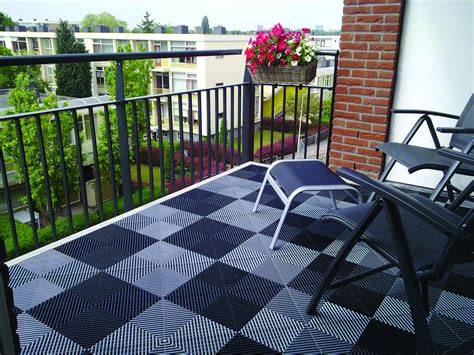 voorbeeld kunststof terrastegels op balkon