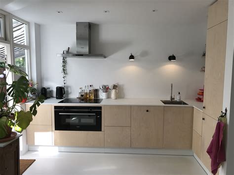 Voorbeeld van een IKEA keuken met op maat gemaakte multiplex berken frontjes.
