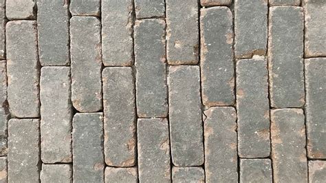 Vergelijking van strakke, getrommelde, bezande en onbezande gebakken klinkers