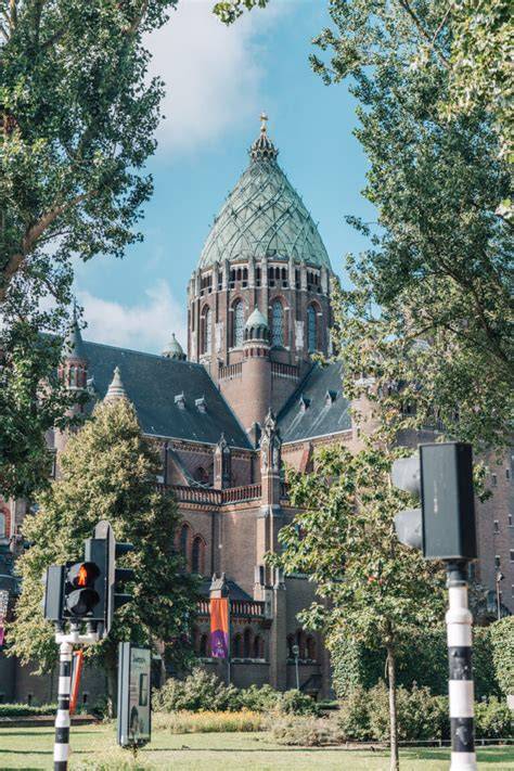 Impressieve buitenkant van de Koepelkathedraal met de Leidsevaart-omgeving