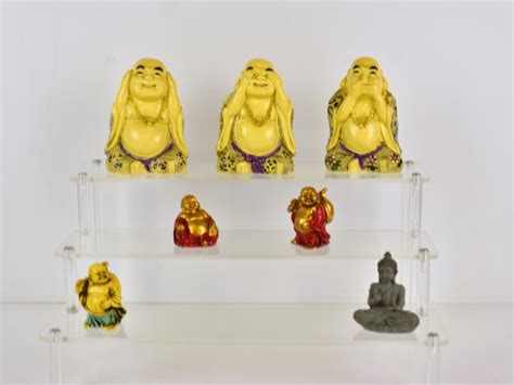 Een gevarieerde collectie voordeurknoppen in verschillende stijlen en materialen.
