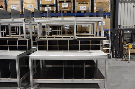 toepassingen van T-slot profielen: werkbank, machinebehuizing, display