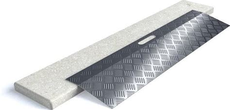 Vergelijking van een rubberen en een aluminium drempelhulp, met nadruk op hun eigenschappen.