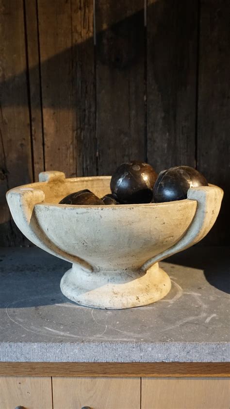 Afbeelding: cement schaal op voet in verschillende stadia van uitharding