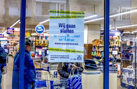 Poster met sluitingsaankondiging bij Aldi Wielwijk