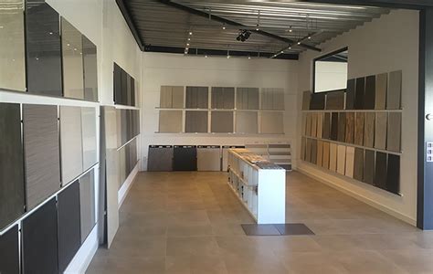 Uitgebreide showroom met tegels en laminaat