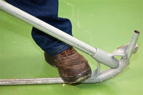 Illustratie van het buigen van een PVC buis met een warmtepistool