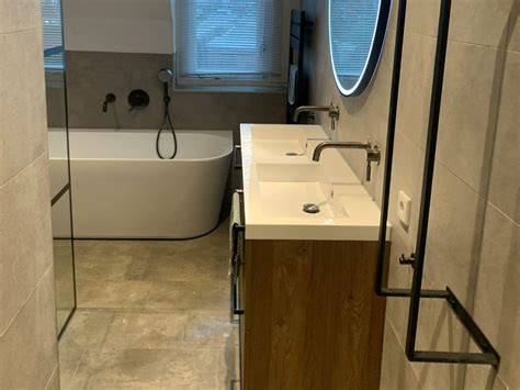 Illustratie van een professionele badkamerinstallatie met kwaliteitssymbolen