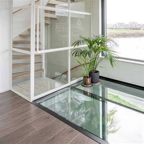 Detailweergave van beloopbaar glas in stalen frame met 60-minuten service