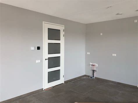 Voorbeelden van stuc behang in badkamers: vochtbestendige achtergronden, vliesbehang en renovlies