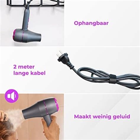 iemand die een muursticker verwarmt met een haardroger op de muur