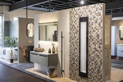Showroomomgeving met tegels en badkameropstellingen