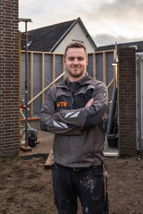 Installatieteam tijdens renovatie en plaatsing