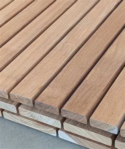 teak planken en multiplex stapel