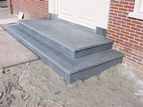 Voorbeeld van een stijlvolle entree met Belgisch hardsteen traptreden