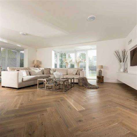 Visgraat laminaat in een luxe interieur