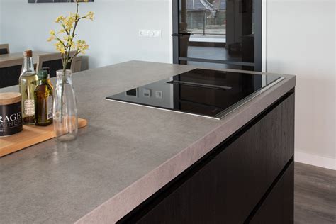 Collage van verschillende Dekton keukenbladen in diverse kleuren en afwerkingen, passend bij verschillende keukenstijlen.