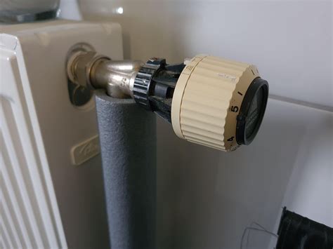 Explosietekening van een thermostaatknop met de componenten zoals de wartel en het capillair