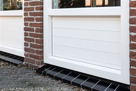 Voorbeeldafbeelding van een afgewerkte hoek met een kunststof profiel in een bouwcontext