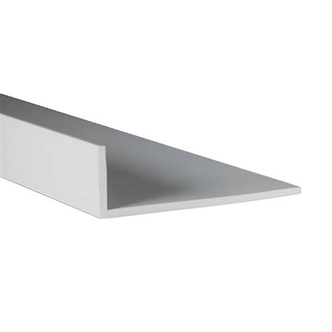 Detailfoto van een dun kunststof hoekprofiel dat nauwelijks zichtbaar is op een muurhoek