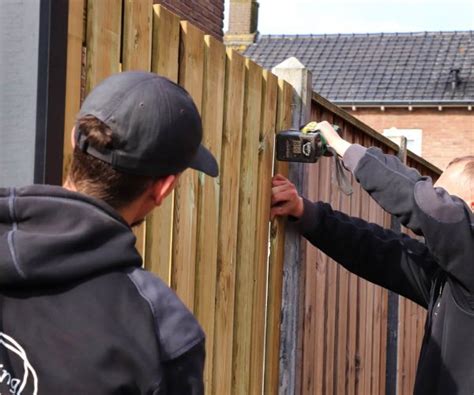 Afbeelding van professionele montage van een hout-beton schutting